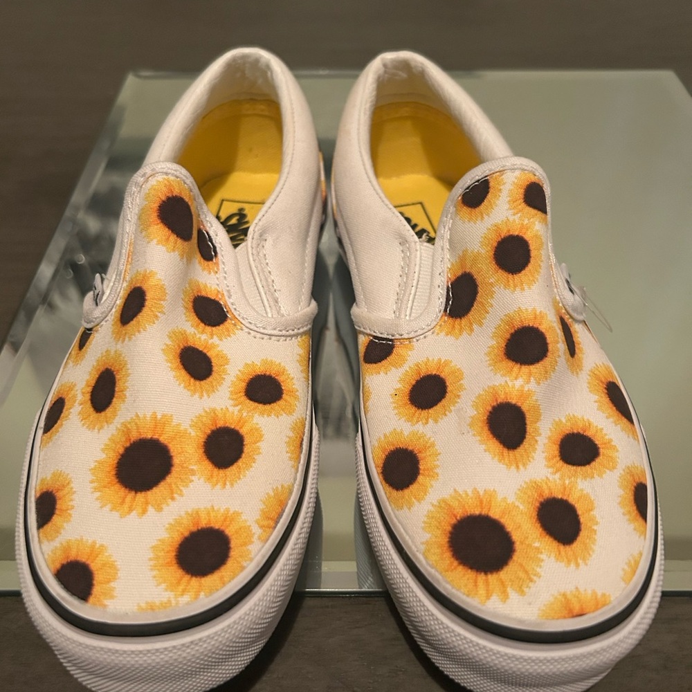 Never worn, kids size 2 1/2 Daisy Vans. Not wrong with them.